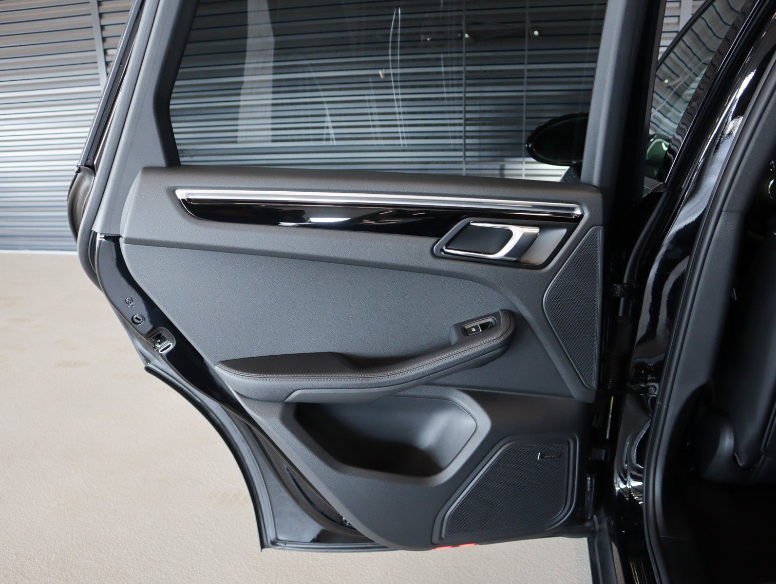 2025 Porsche Macan T photo 25