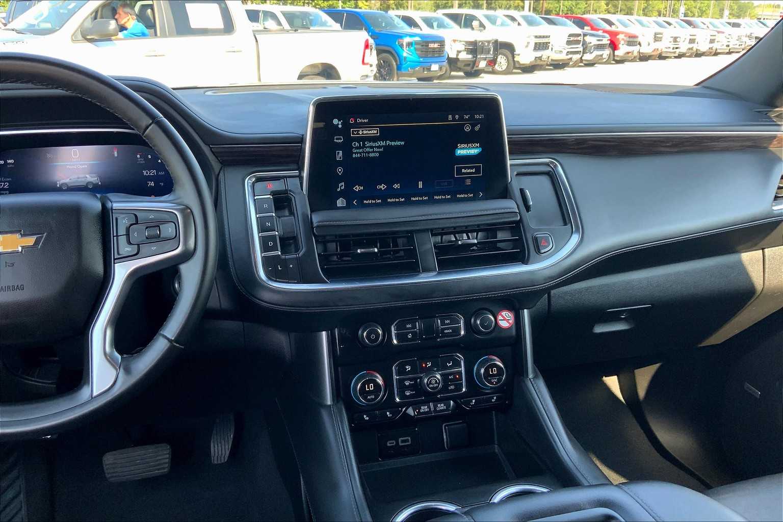 2024 Chevrolet Suburban LT photo 4