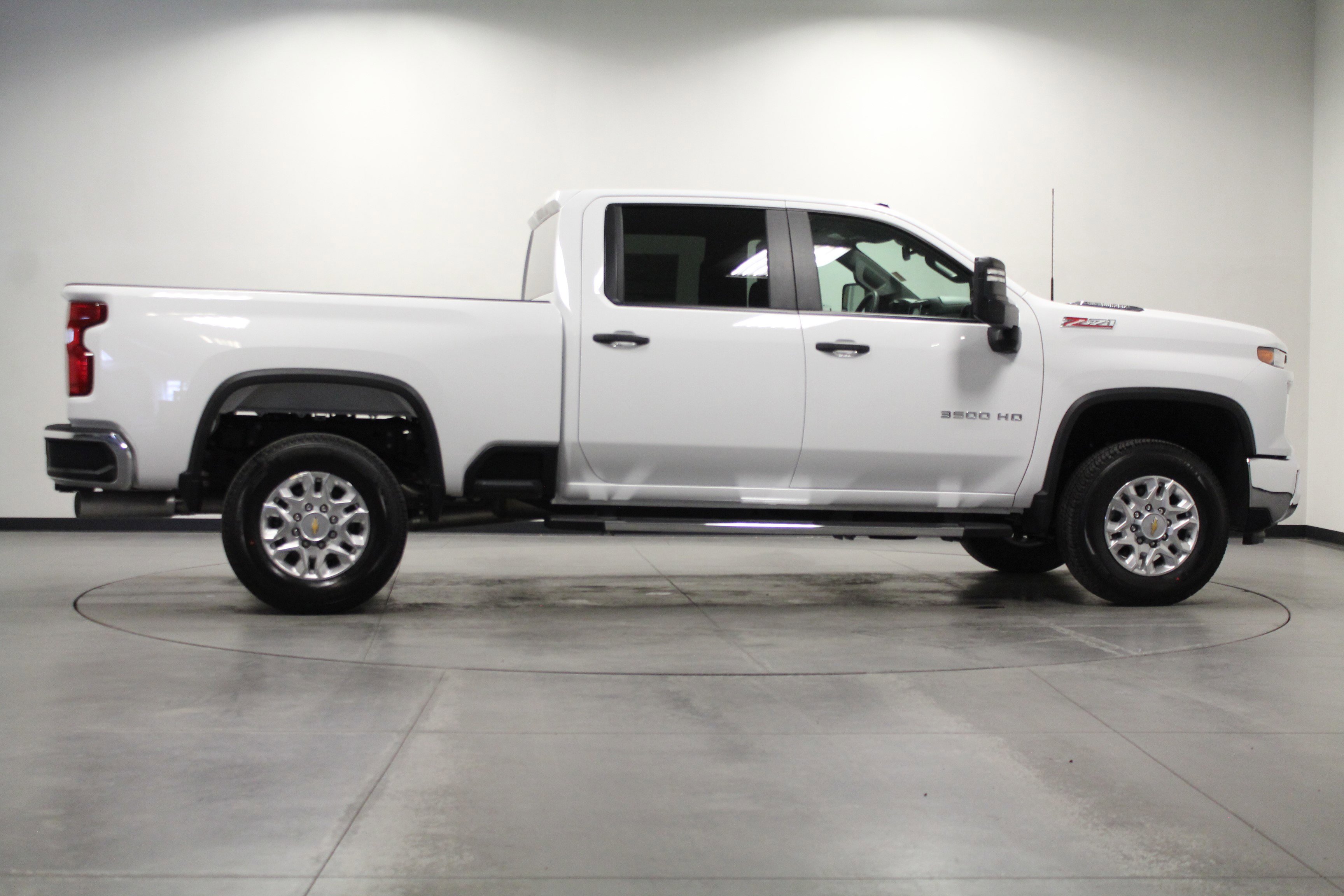 2025 Chevrolet Silverado 3500HD photo 2