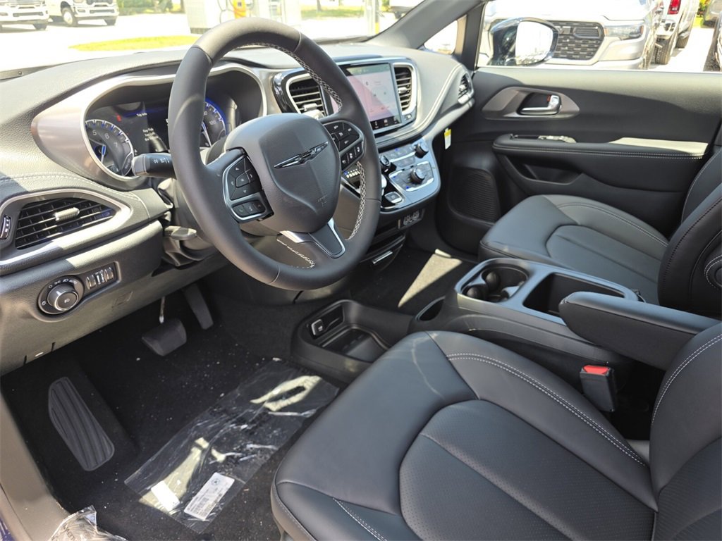2025 Chrysler Pacifica photo 14