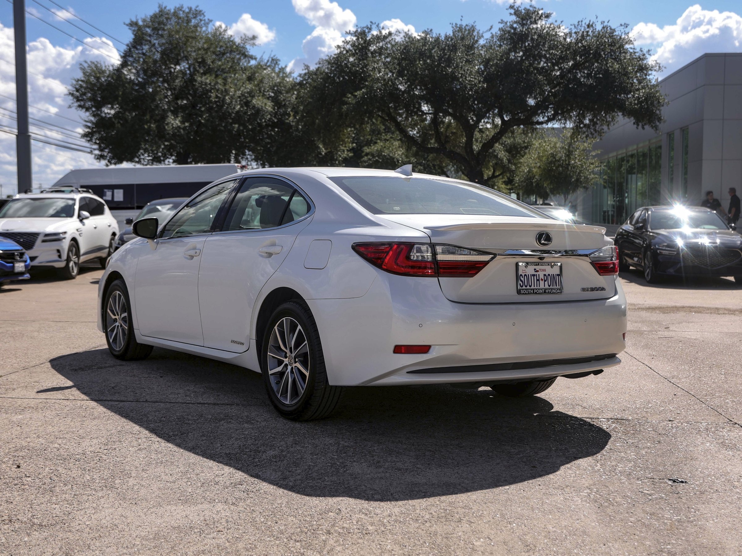 2016 Lexus ES 300h photo 4