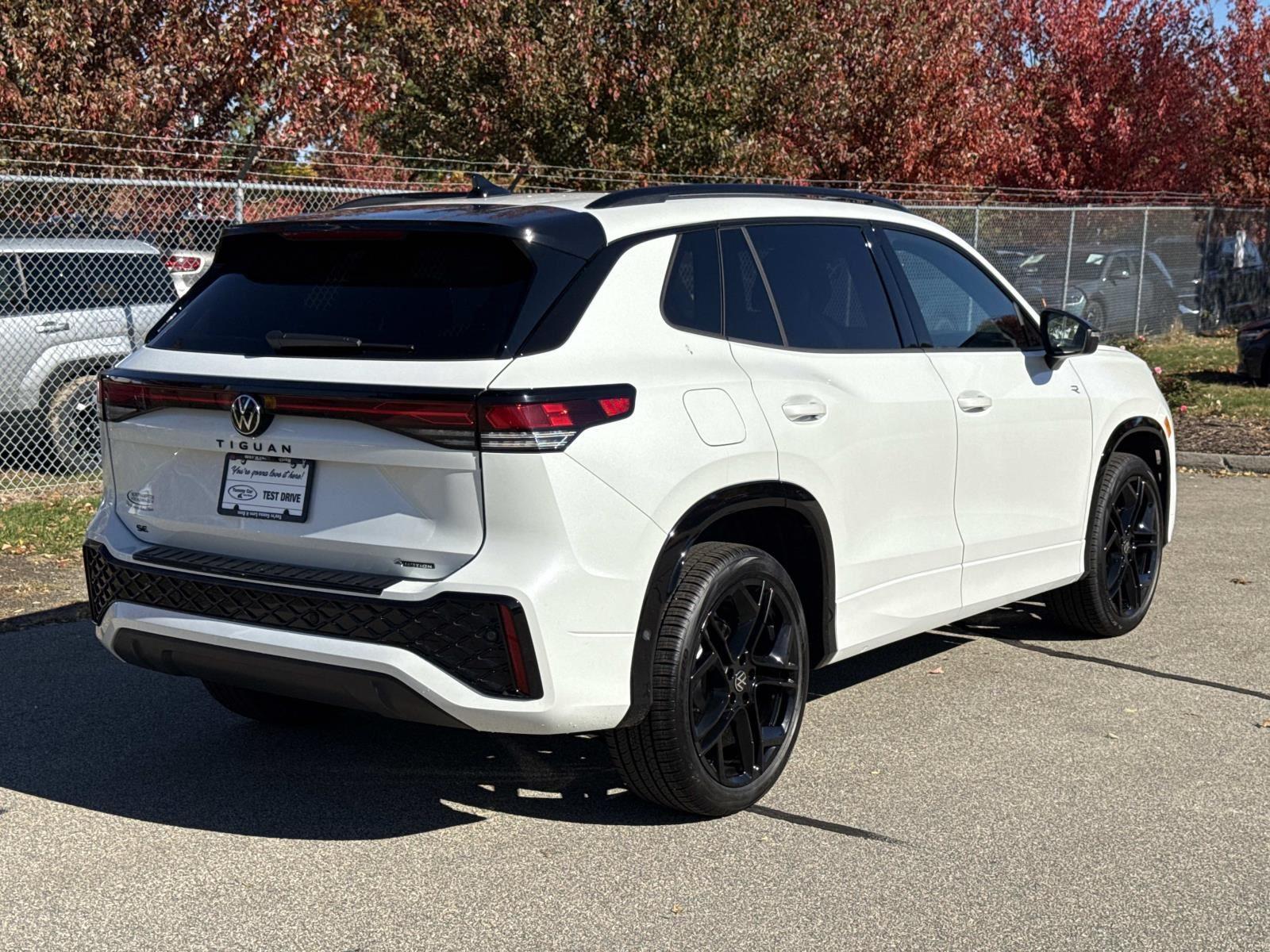 2025 Volkswagen Tiguan SE R-Line Black photo 3