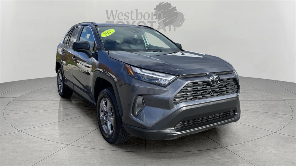 2025 Toyota RAV4 LE's photo