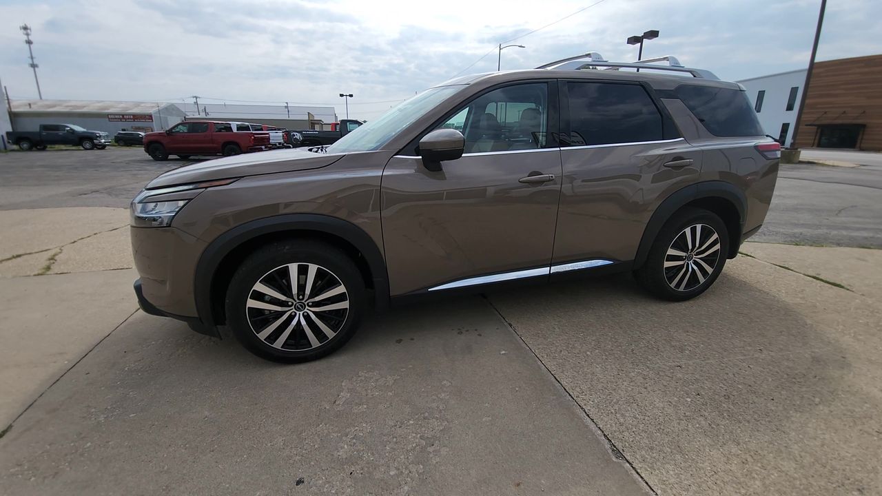 2023 Nissan Pathfinder Platinum photo 4