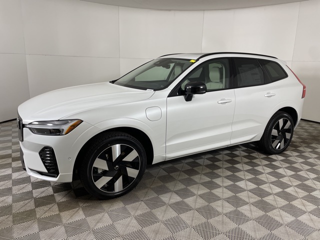 2025 Volvo XC60 T8 Plus photo 6