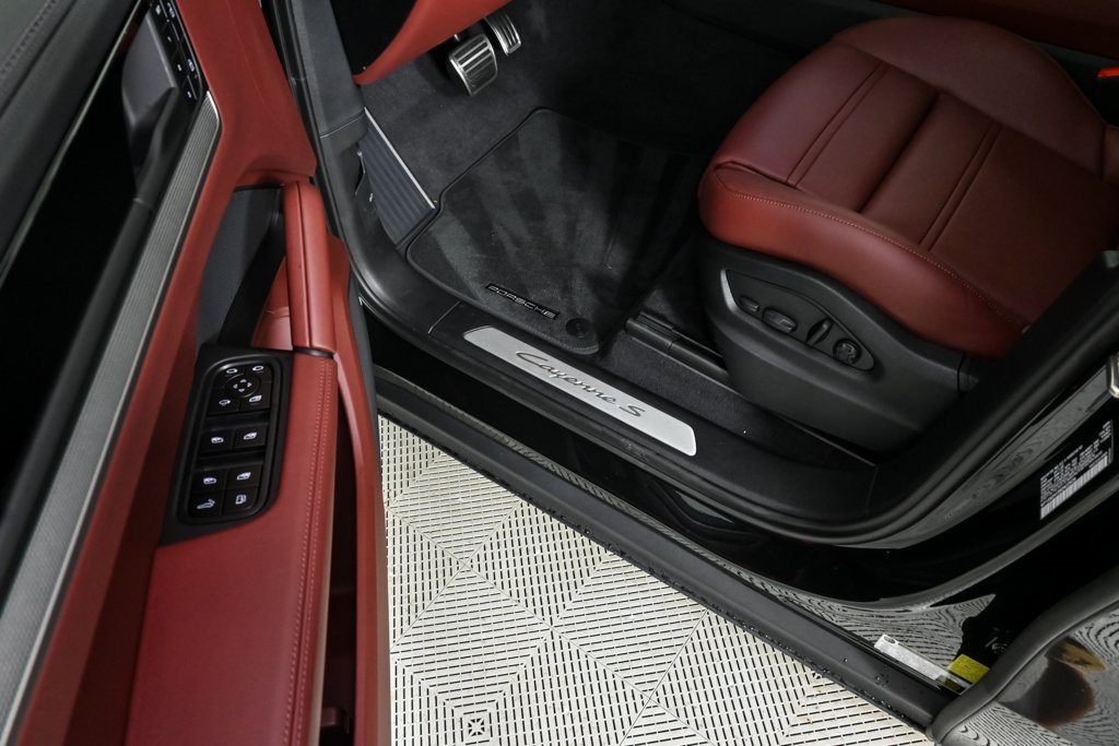 2025 Porsche Cayenne E-Hybrid S photo 8