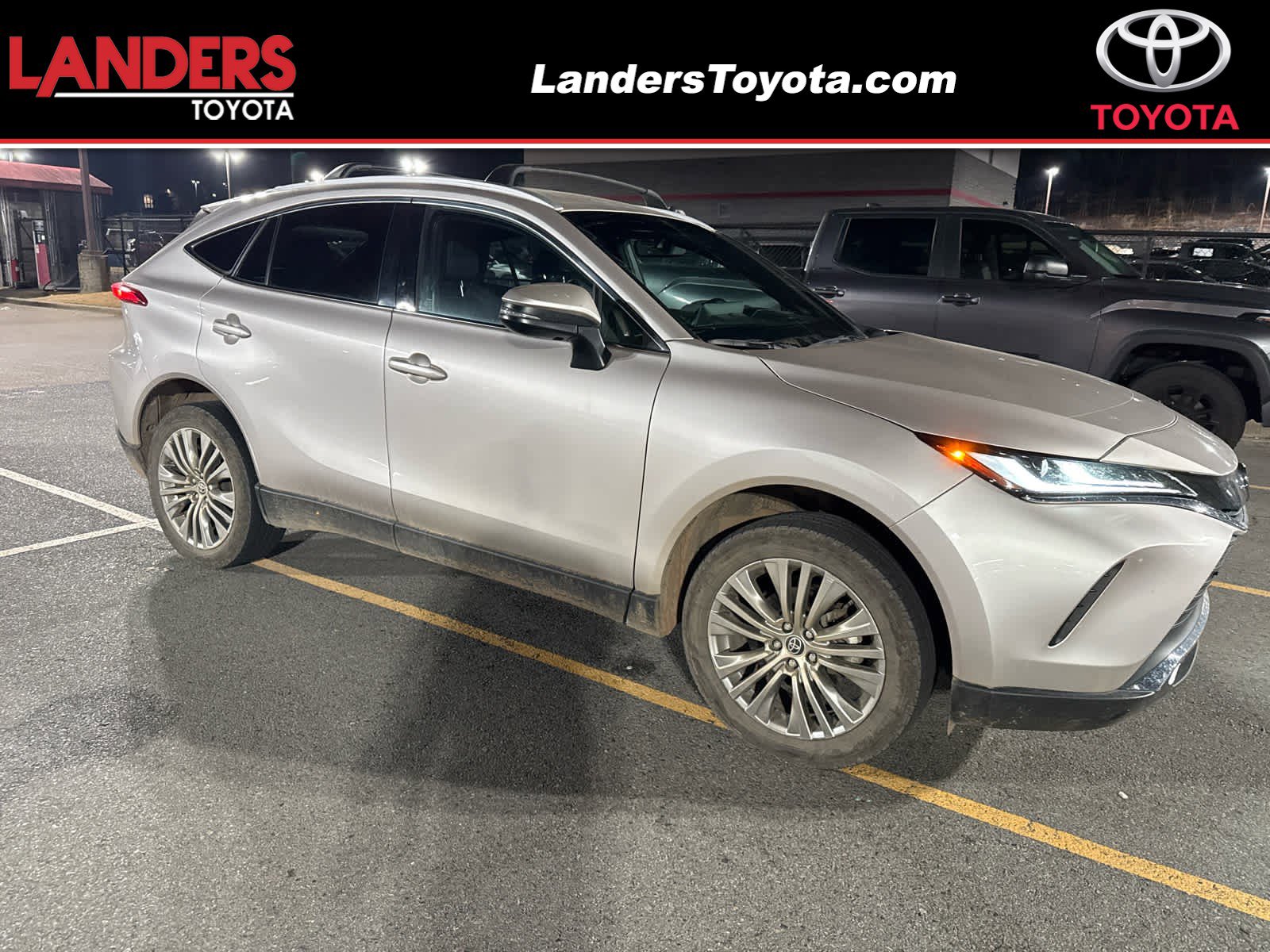 2023 Toyota Venza XLE's photo