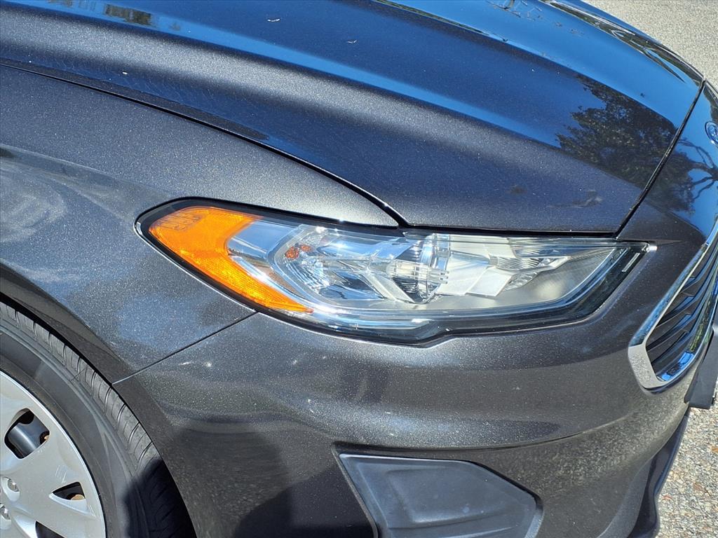 2020 Ford Fusion S photo 3