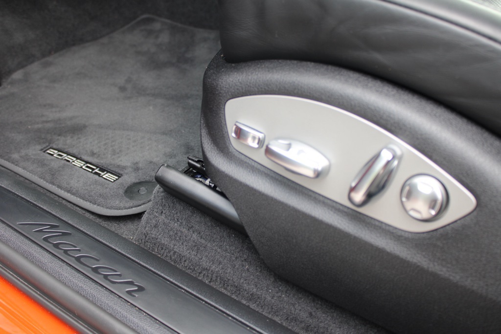 2024 Porsche Macan T photo 19