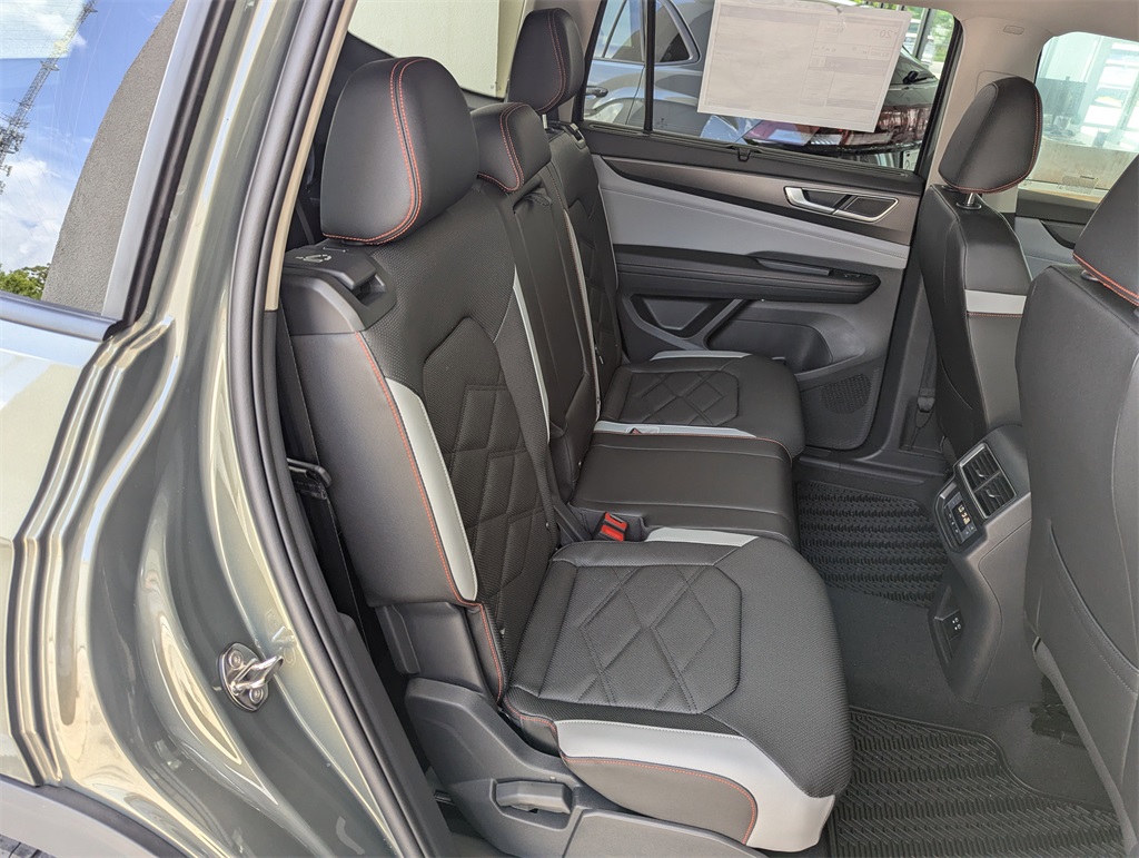 2025 Volkswagen Atlas SE Technology Peak Edition photo 30