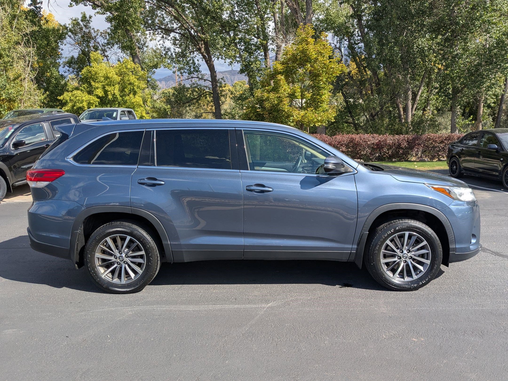 2019 Toyota Highlander XLE photo 2