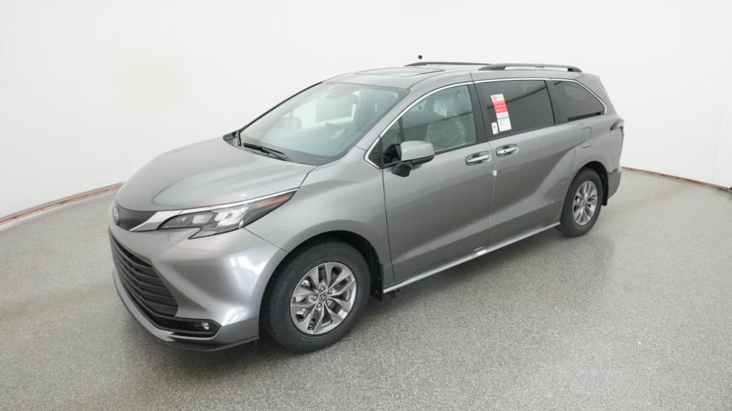 2026 Toyota Sienna XLE's photo