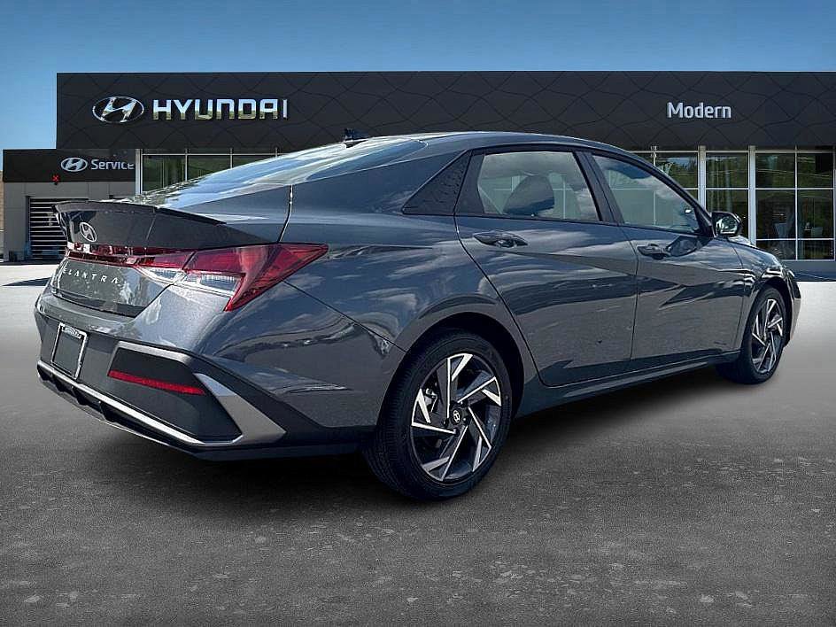 2025 Hyundai Elantra SEL Sport photo 3
