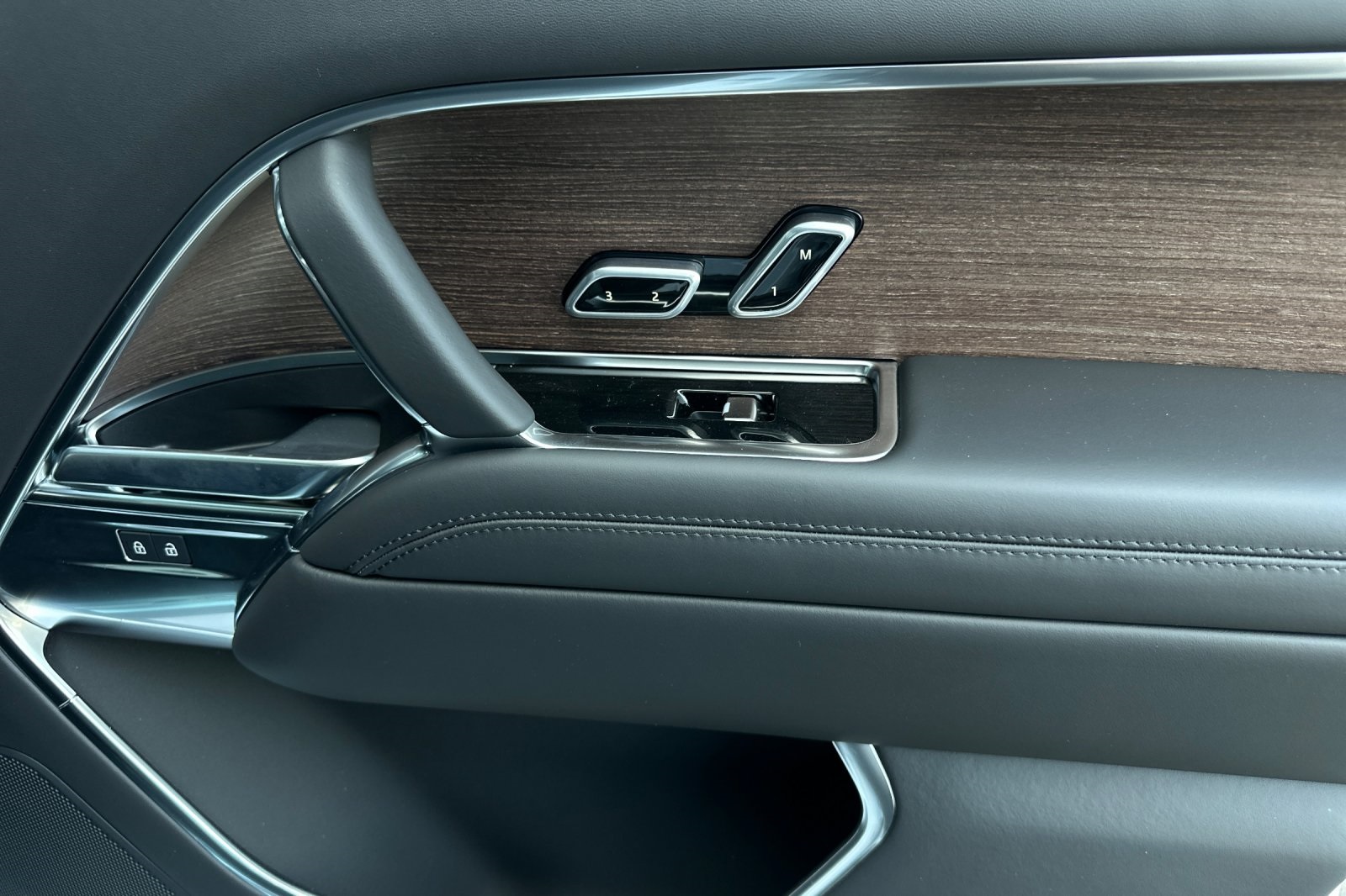 2025 Land Rover Range Rover SE photo 17