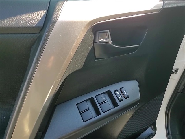 2018 Toyota RAV4 LE photo 4