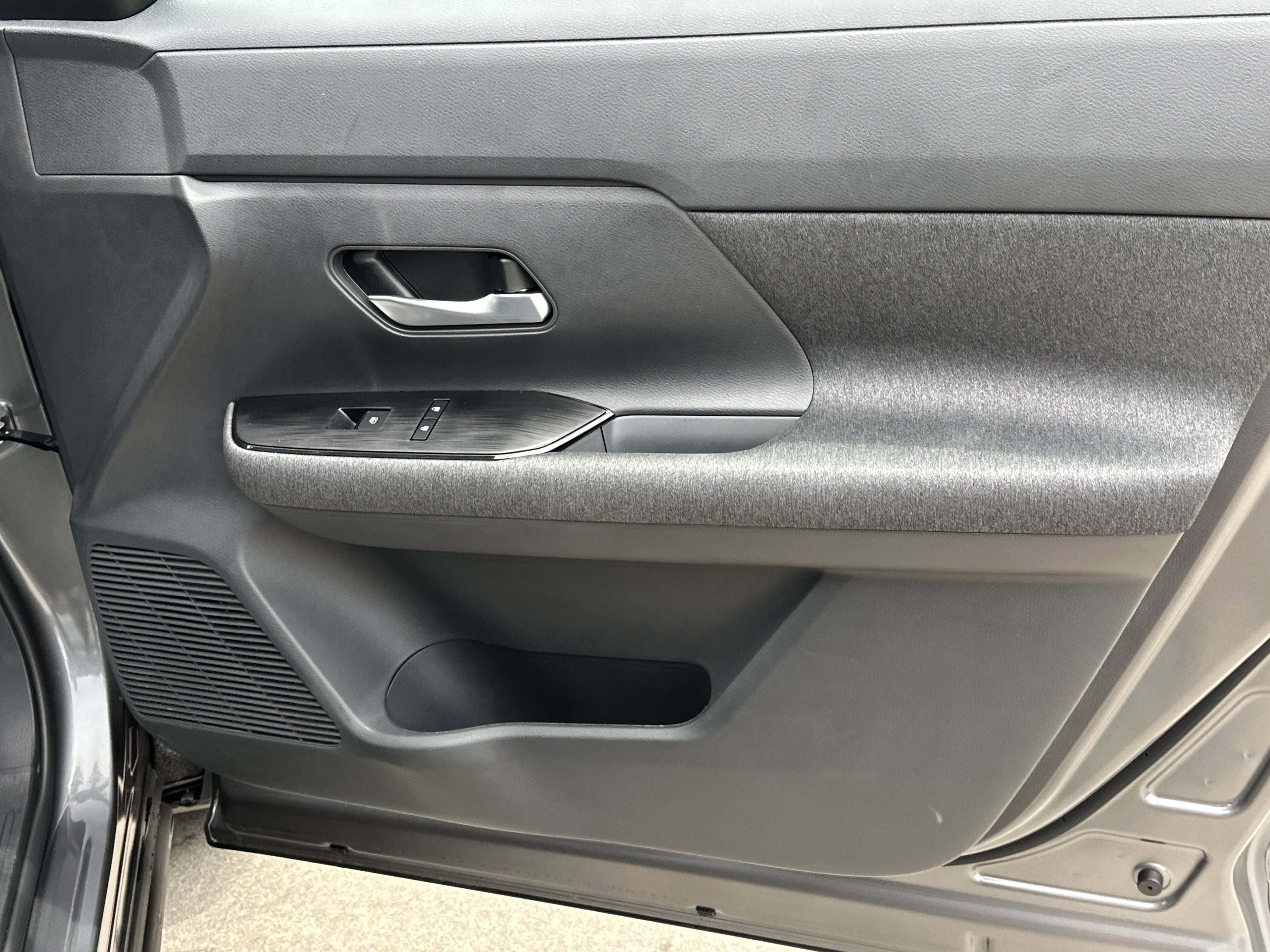 2025 Nissan Kicks SV photo 8