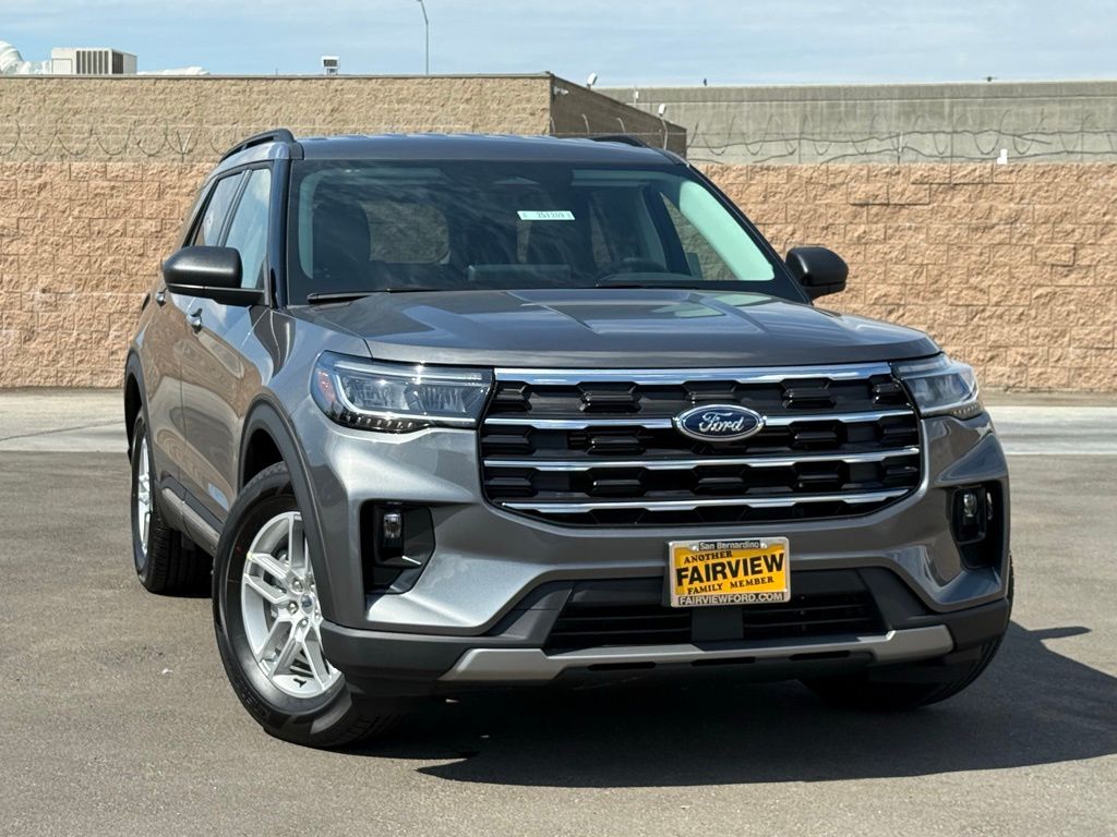 2025 Ford Explorer photo 2
