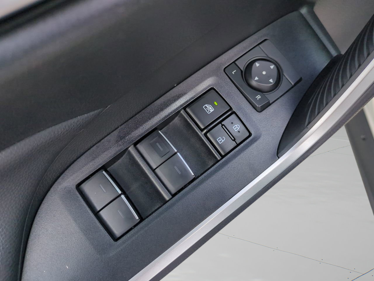 2024 Toyota RAV4 XLE photo 24