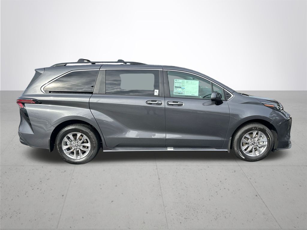 2025 Toyota Sienna XLE photo 6