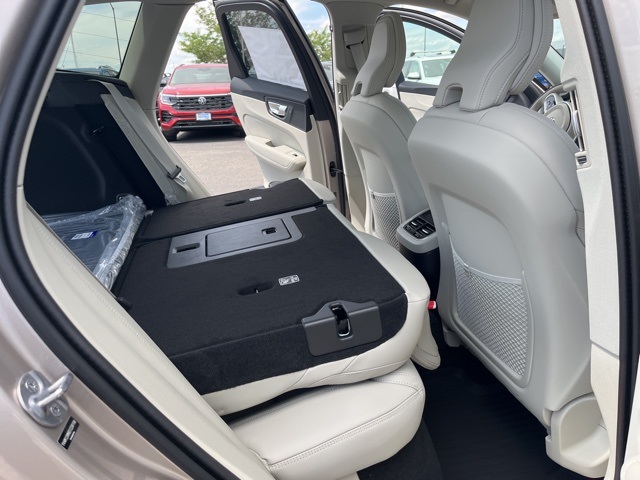 2025 Volvo XC60 B5 photo 23