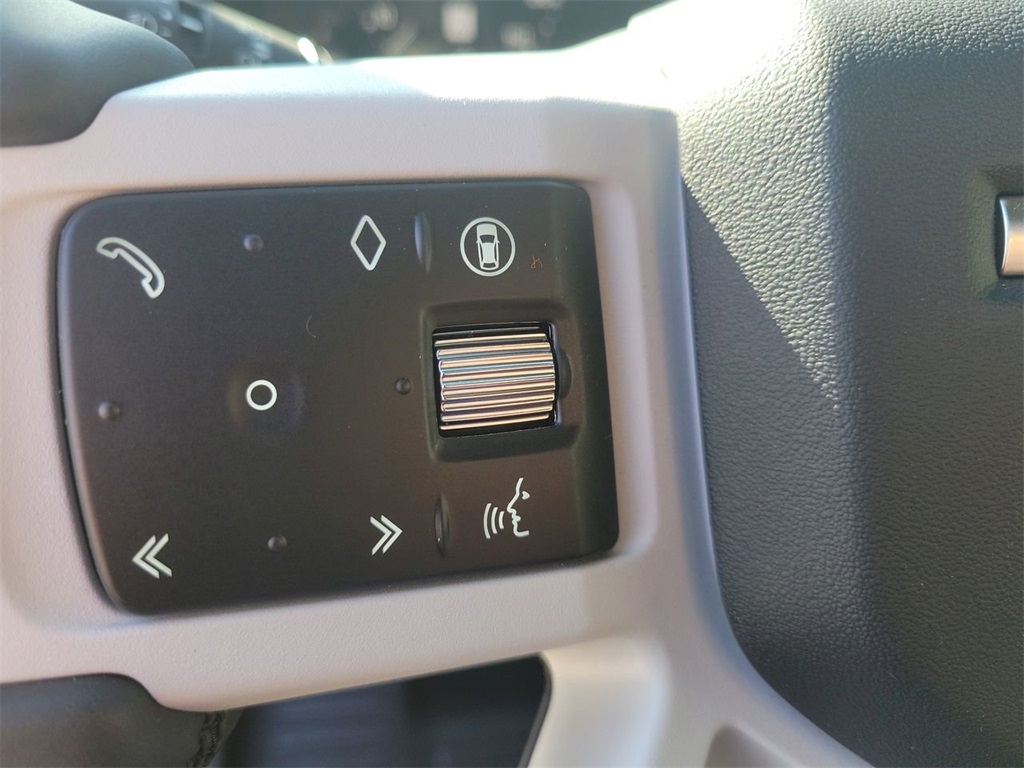 2025 Land Rover Defender 110 X-Dynamic SE photo 3