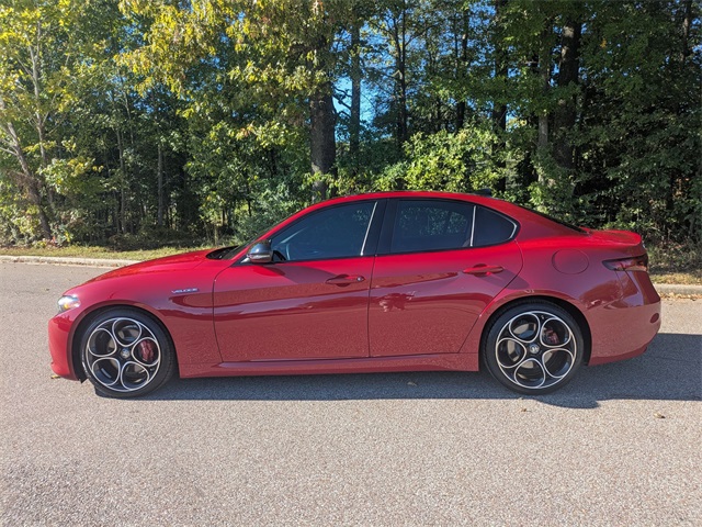 2022 Alfa Romeo Giulia Ti photo 2