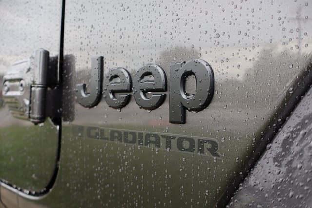2025 Jeep Gladiator Sport S photo 2