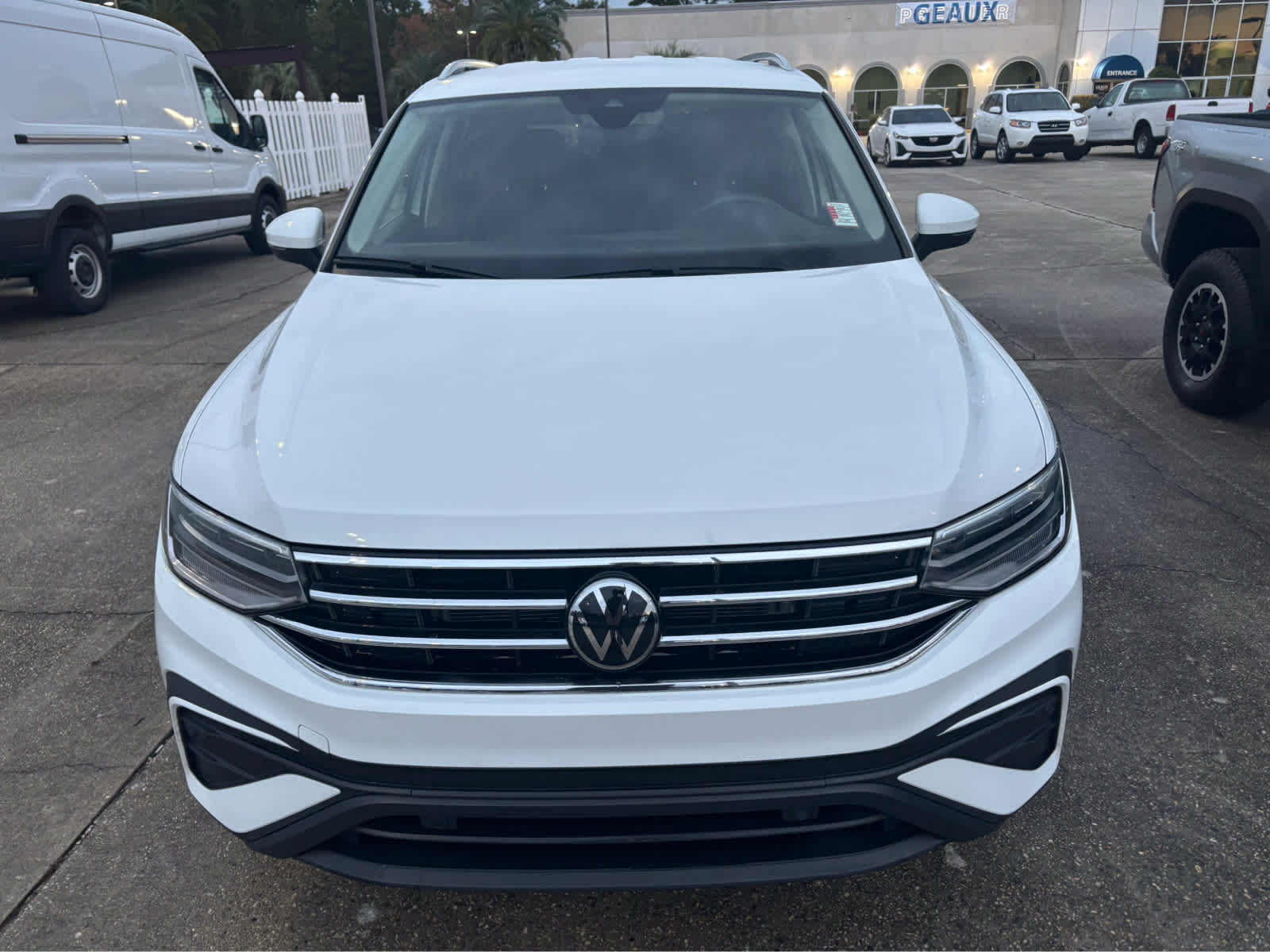 2024 Volkswagen Tiguan SE's photo