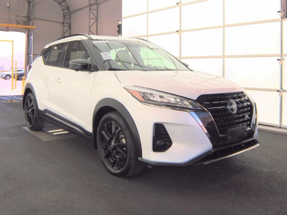 2023 Nissan Kicks SR photo 2