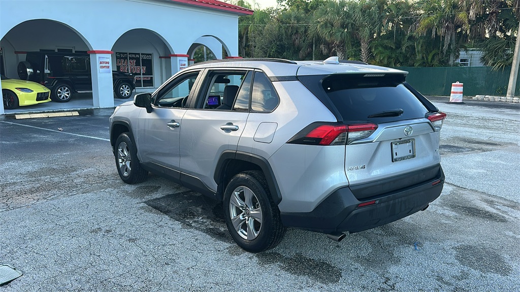 2023 Toyota RAV4 XLE photo 3