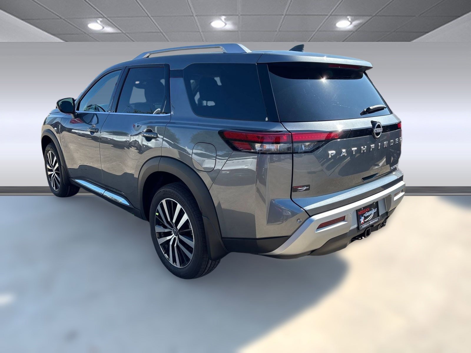 2025 Nissan Pathfinder Platinum photo 3