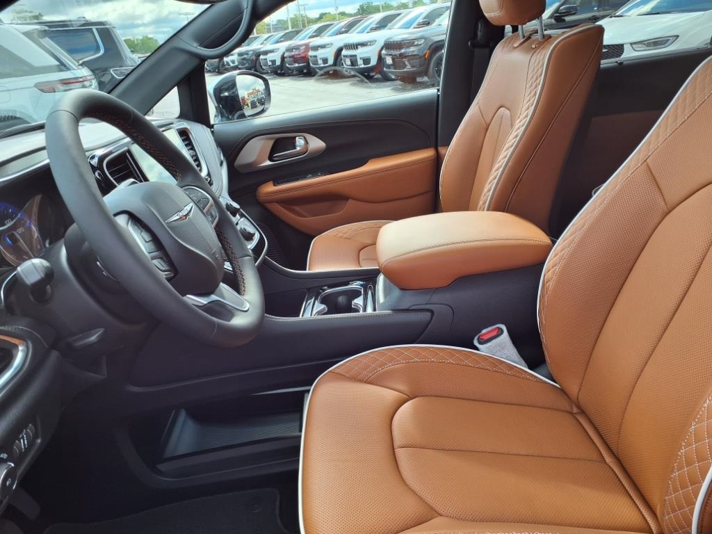 2026 Chrysler Pacifica Pinnacle photo 11