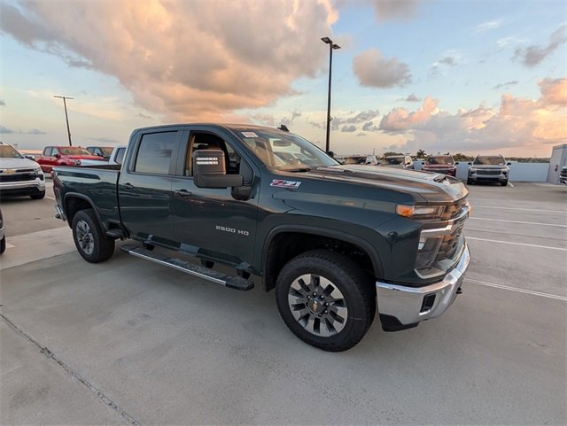 2025 Chevrolet Silverado 2500HD LT photo 2