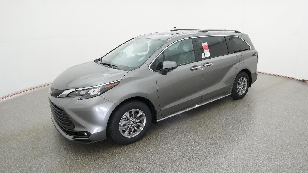 2026 Toyota Sienna XLE's photo