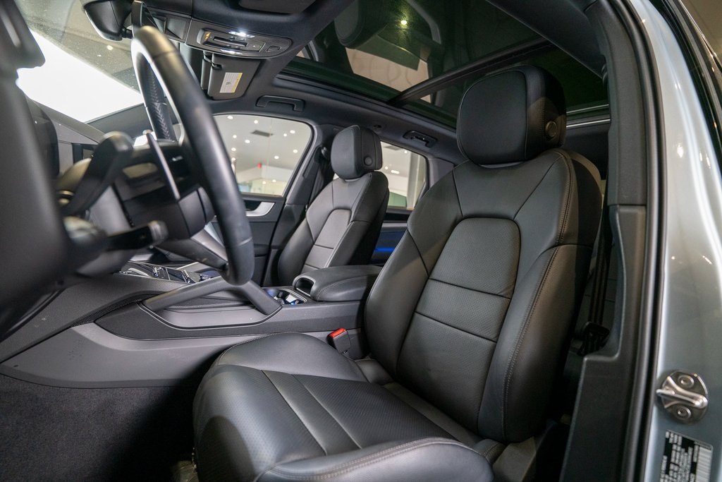 2025 Porsche Cayenne Base photo 4