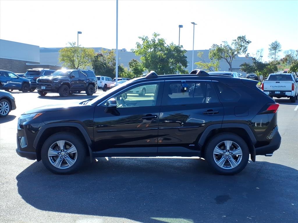 2023 Toyota RAV4 Hybrid XLE photo 3