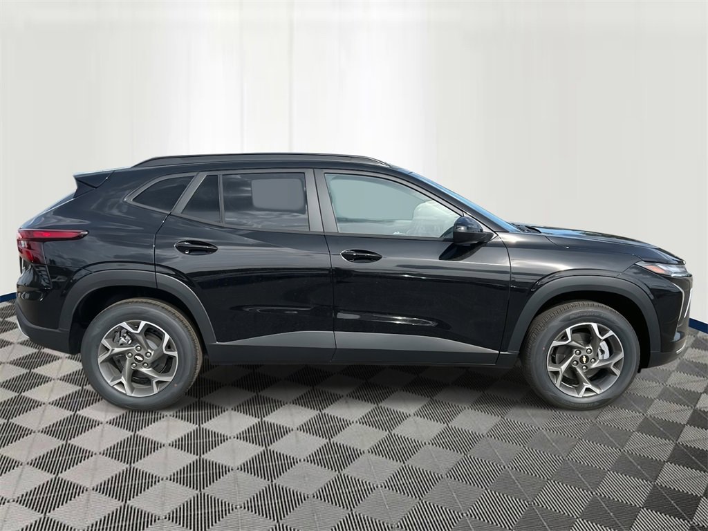 2025 Chevrolet Trax LT photo 4
