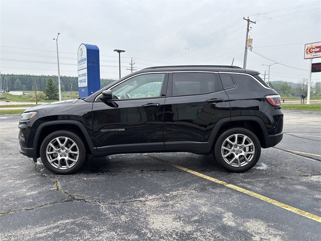 2022 Jeep Compass Latitude Lux photo 8