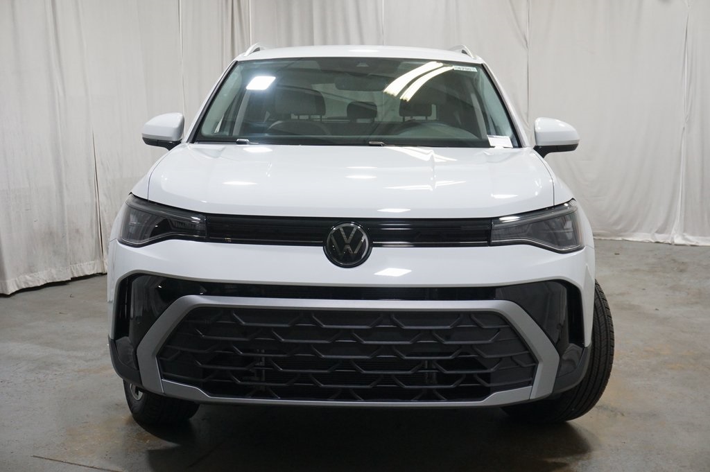 2025 Volkswagen Taos SE photo 2