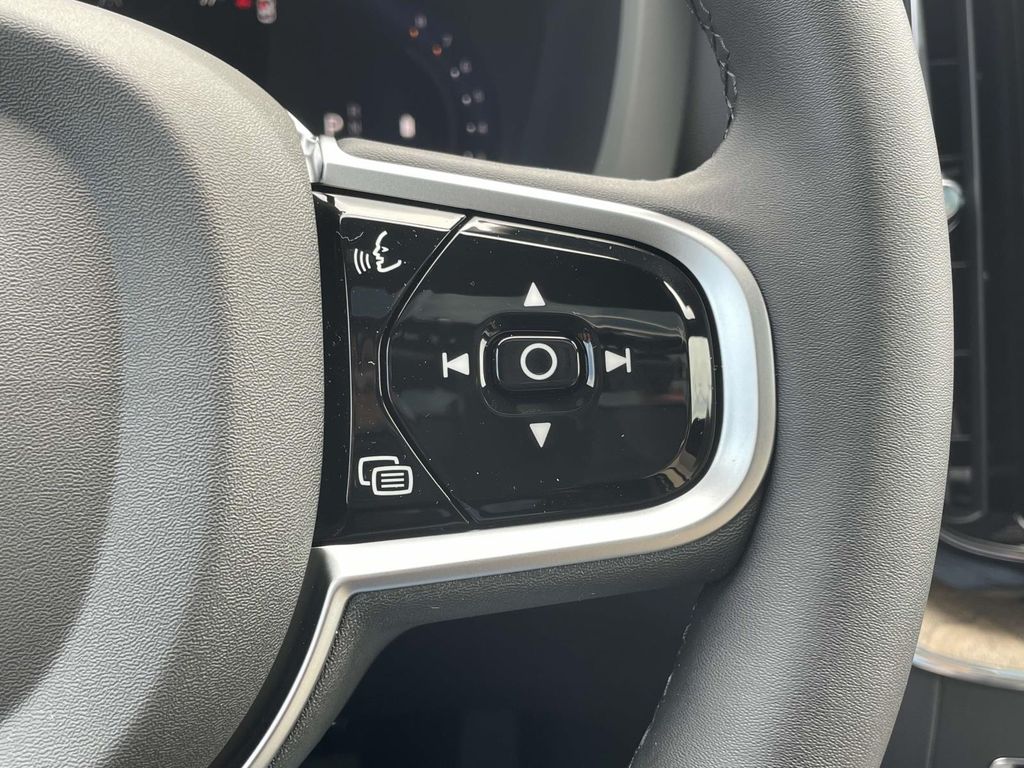 2026 Volvo XC60 B5 Core photo 12
