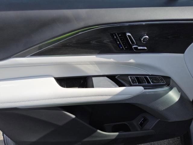 2024 Cadillac Lyriq Luxury photo 3