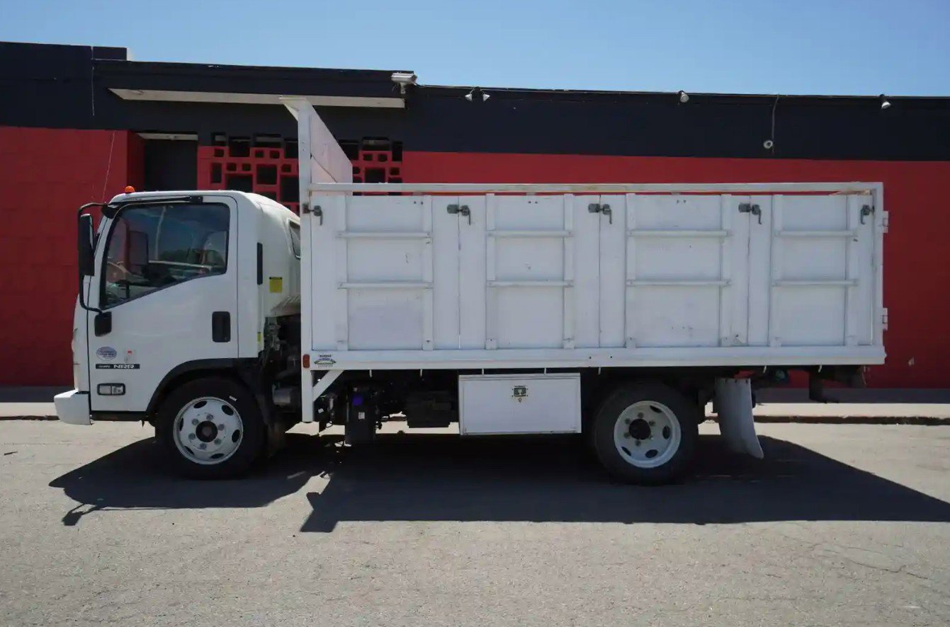 2018 Isuzu NRR photo 2