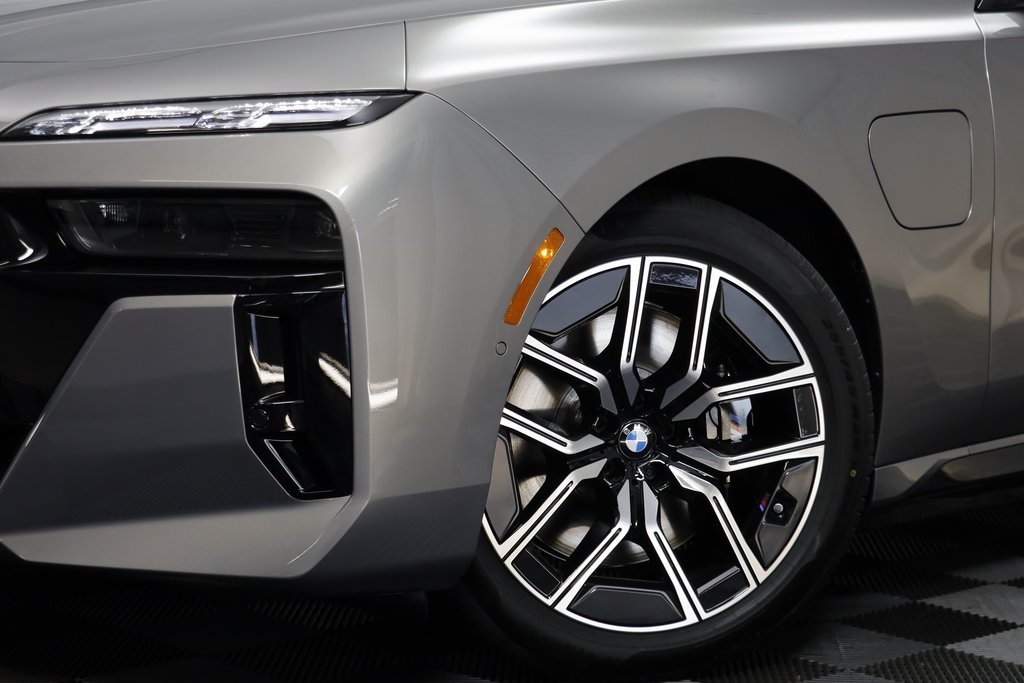2026 Bmw 750e photo 3