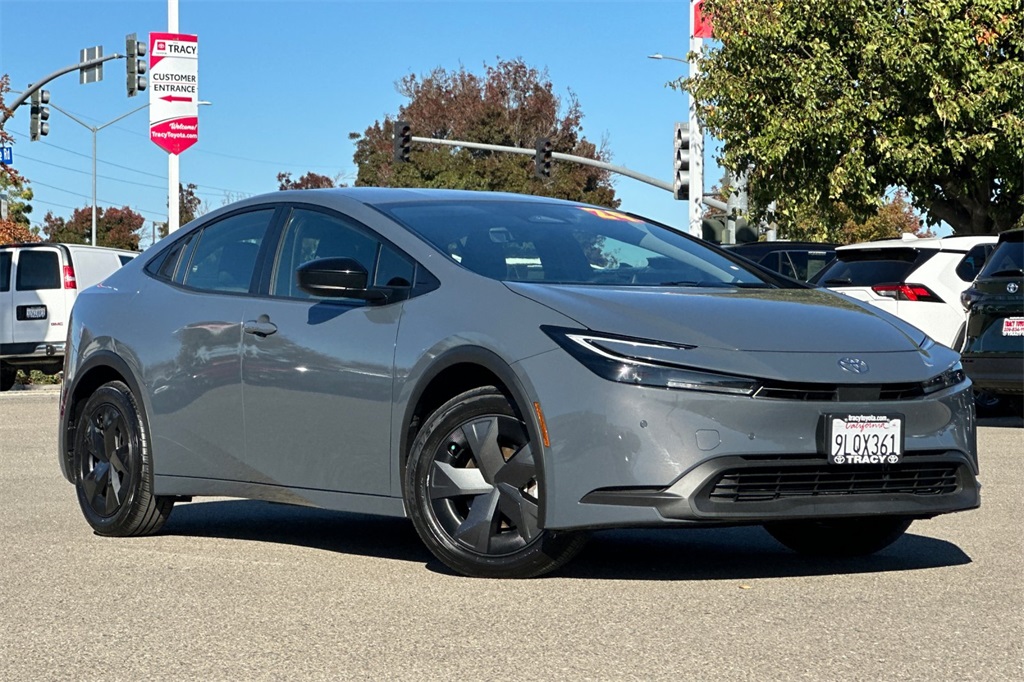 2024 Toyota Prius LE photo 2