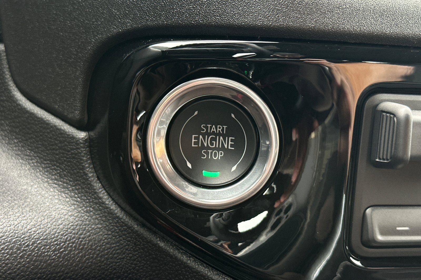 2025 Chevrolet Silverado LTZ photo 22