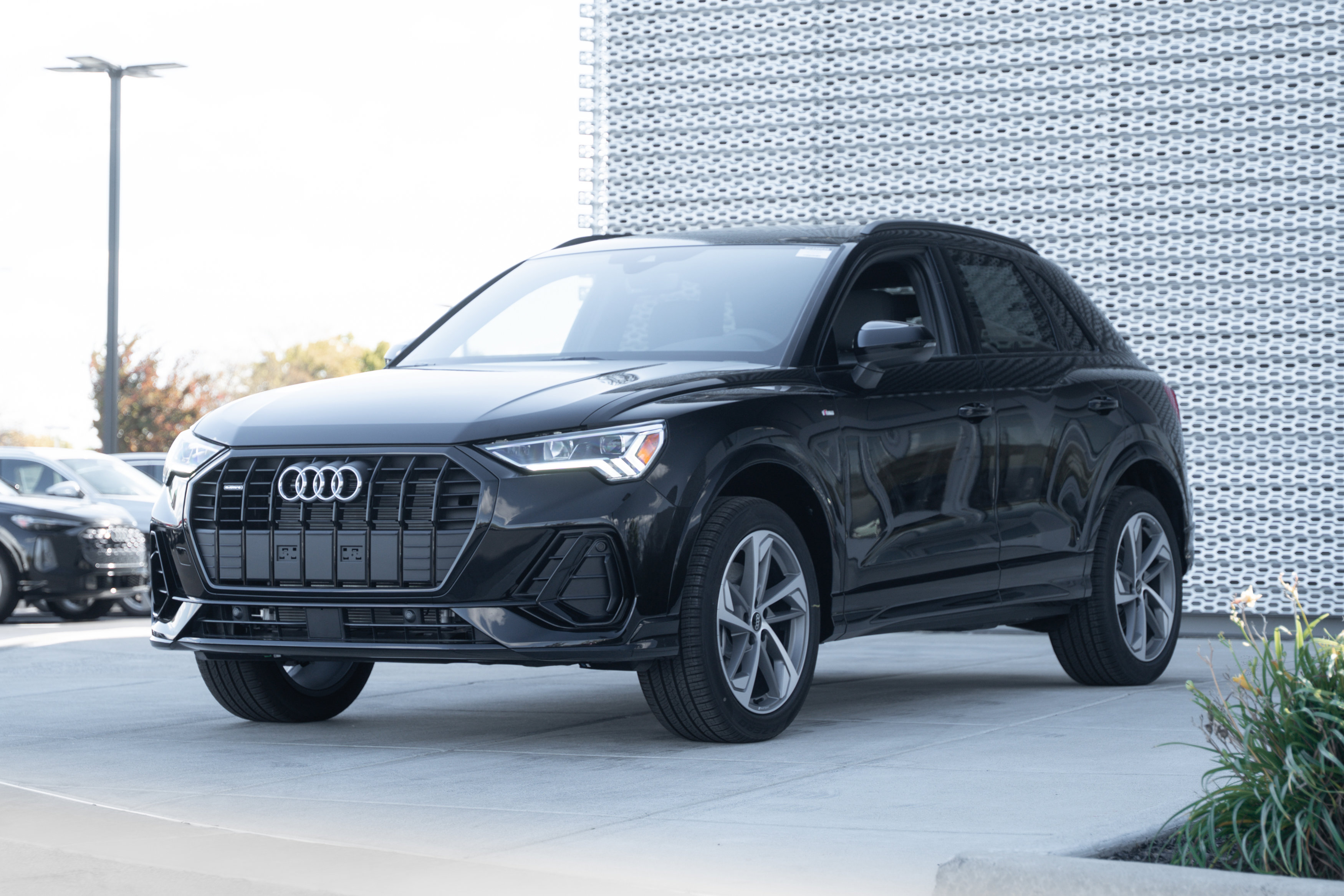 2025 Audi Q3 S line Premium photo 4