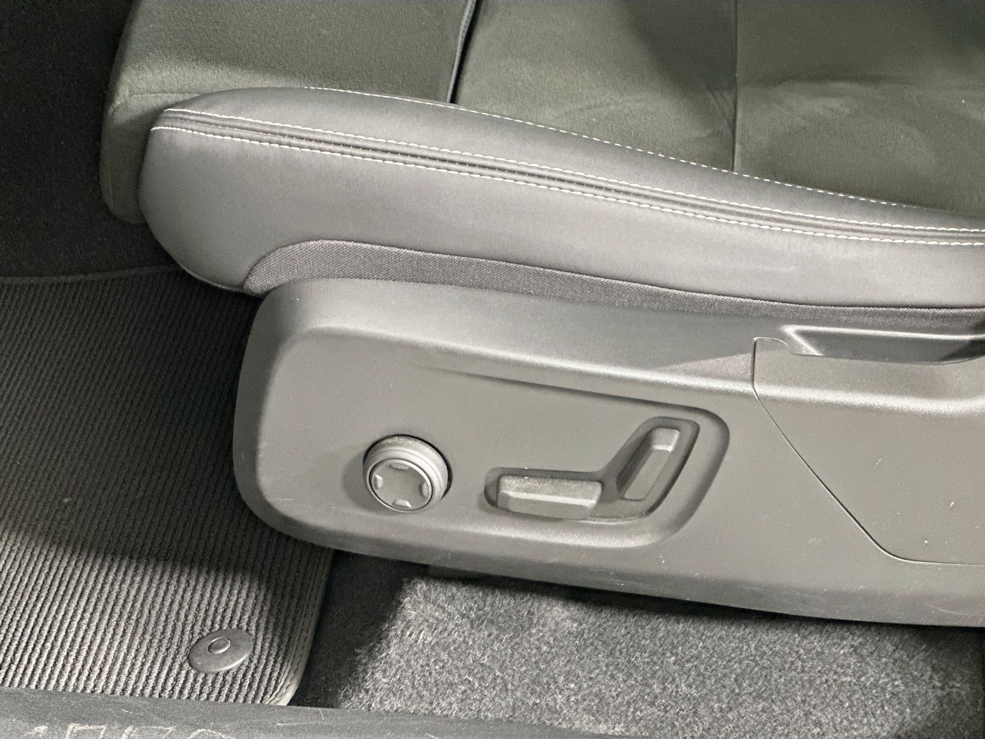 2023 Volvo XC40 Recharge Ultimate photo 18