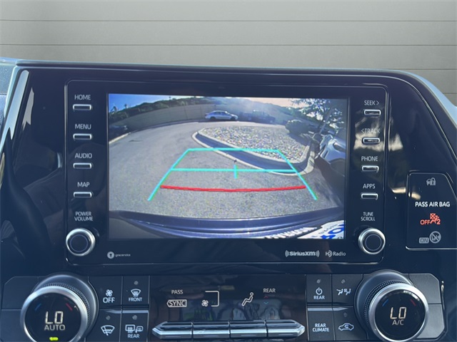 2020 Toyota Highlander LE photo 24