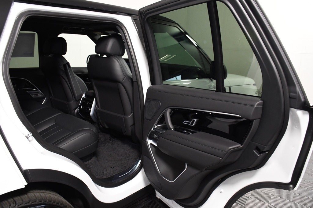 2025 Land Rover Range Rover SE photo 12