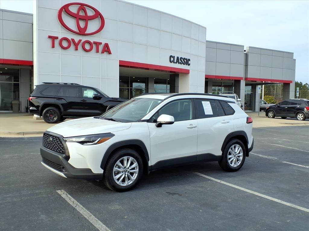 2022 Toyota Corolla Cross LE's photo